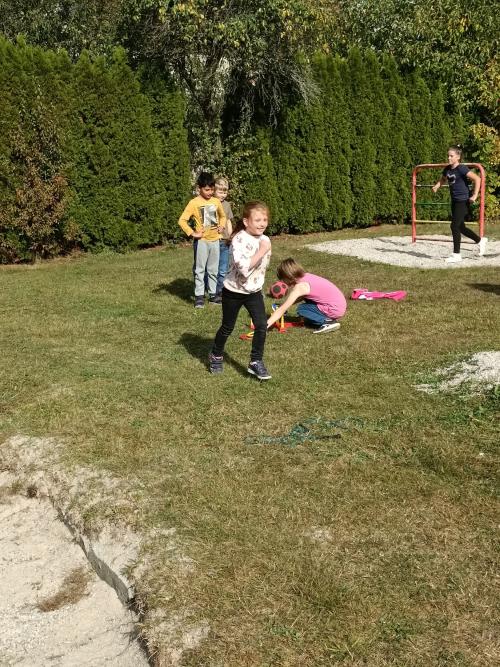 Opičí dráha na školní zahradě 