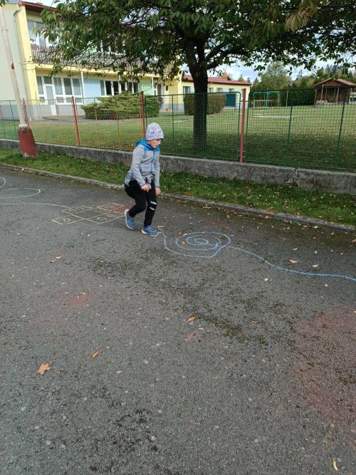 Cestička do školy krásně se vine ...