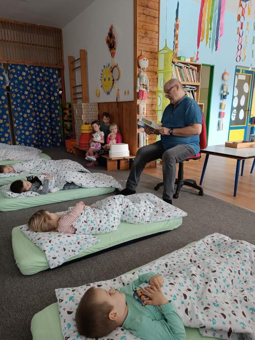 Čtecí dědeček poprvé ve školce