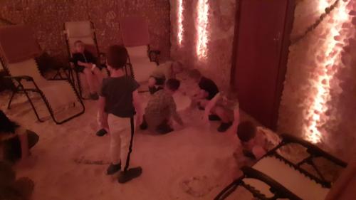 Nejmladší školáci v solné jeskyni